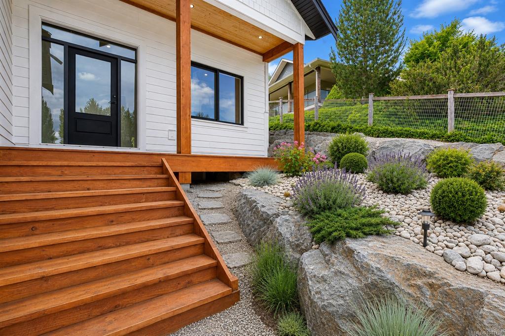 Third View of 464 Mountain View Dr, Lake Cowichan, BC, V0R 2G1