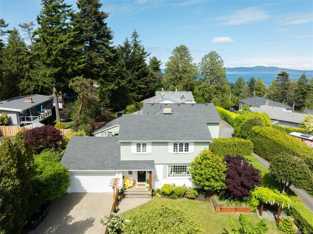 Third View of 2320 Hollyhill Pl, Saanich, BC, V8N 1T9