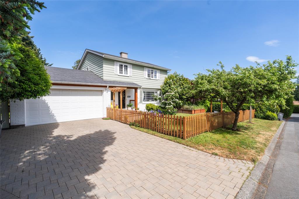 Fourth View of 2320 Hollyhill Pl, Saanich, BC, V8N 1T9