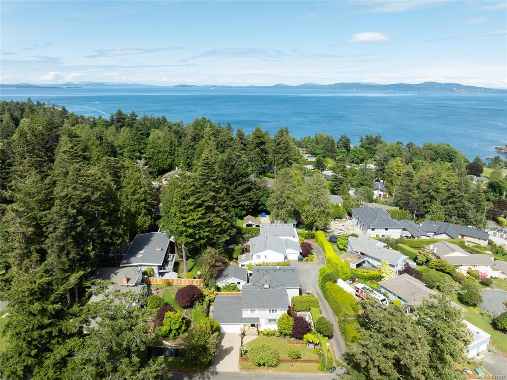 Fifth View of 2320 Hollyhill Pl, Saanich, BC, V8N 1T9