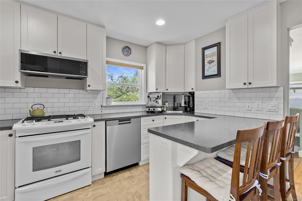 Third View of 1726 Albert Ave, Victoria, BC, V8R 1Z1