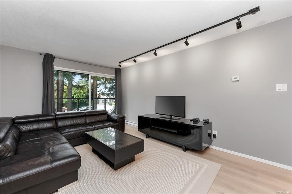 Fifth View of 2022 Foul Bay Rd, Woodbridge, Victoria, BC, V8R 5A9