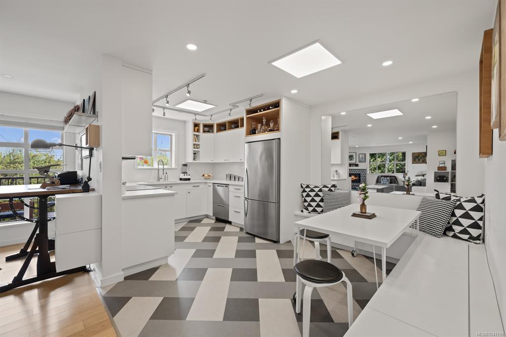 Fifth View of 1246 Fairfield Rd, Victoria, BC, V8V 3B5