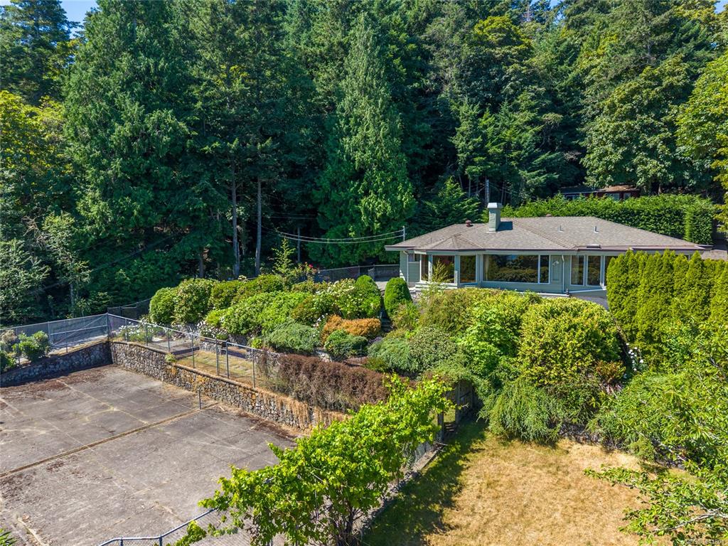 Third View of 4916 Lochside Dr, Saanich, BC, V8Y 2E4