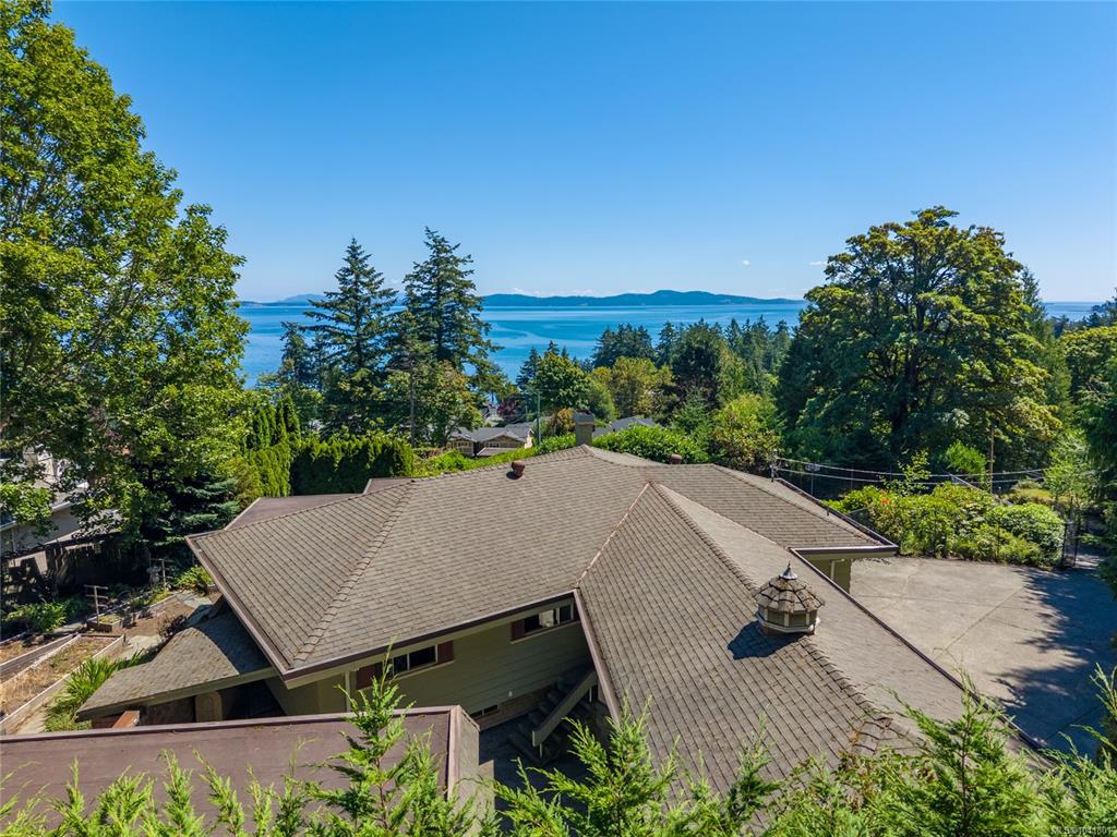 Fourth View of 4916 Lochside Dr, Saanich, BC, V8Y 2E4