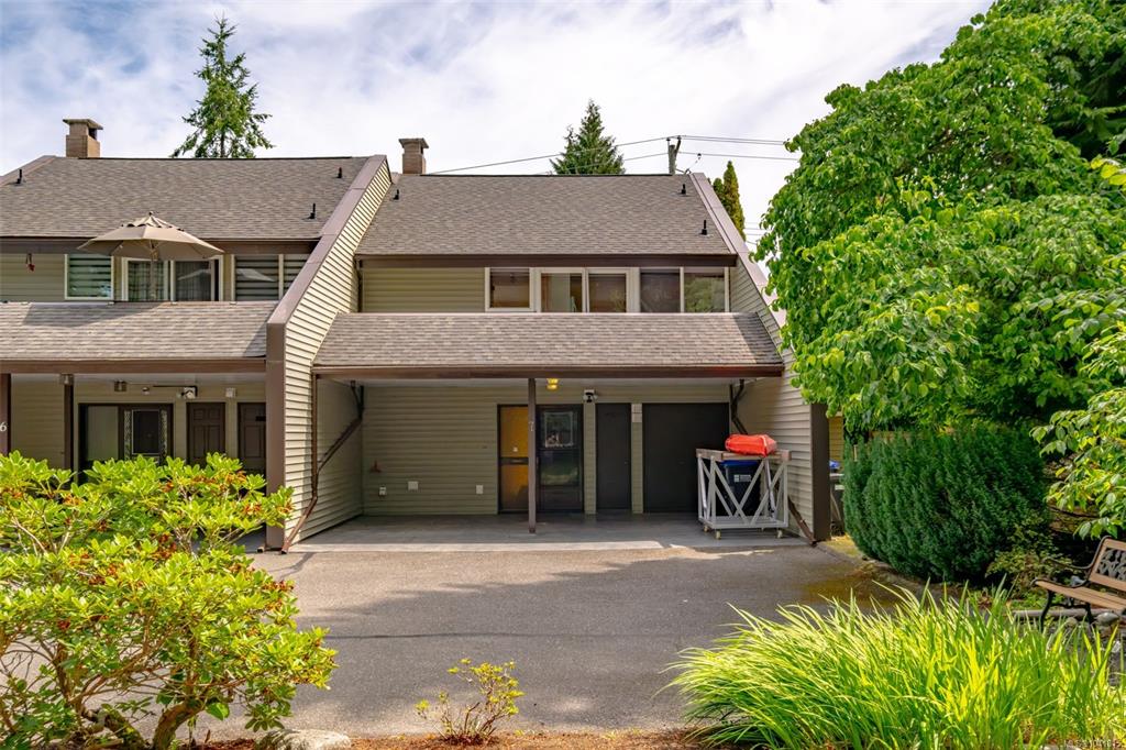 Third View of 570 Crescent Rd W, CRESCENT GARDENS, Qualicum Beach, BC, V9K 1H9