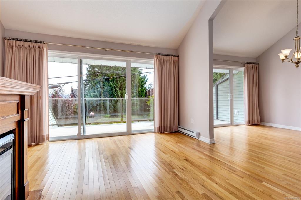 Fifth View of 570 Crescent Rd W, CRESCENT GARDENS, Qualicum Beach, BC, V9K 1H9