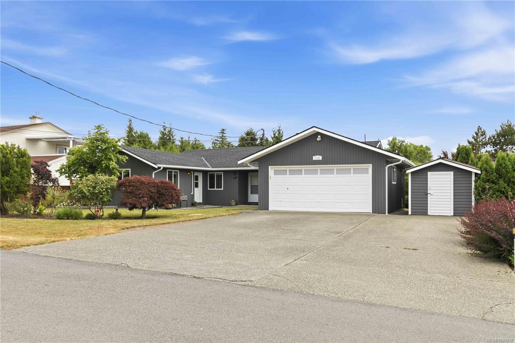 Third View of 1131 Holly Park Rd, Central Saanich, BC, V8M 1E6