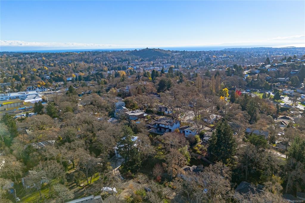 Fifth View of 1540 Athlone Dr, Saanich, BC, V8P 2T1