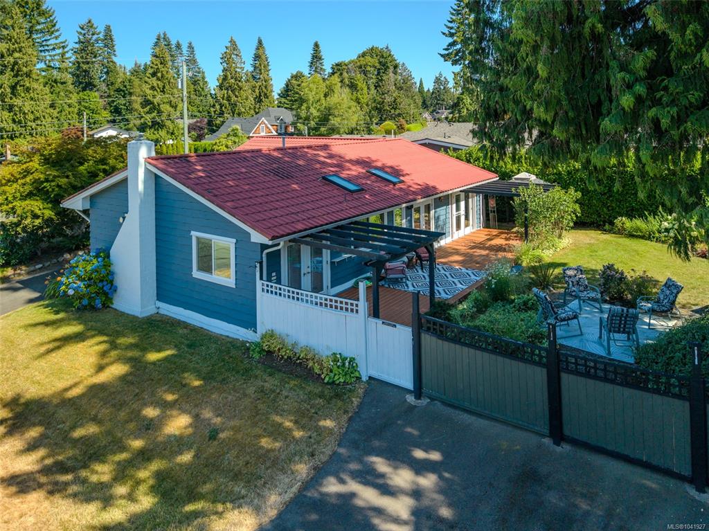Third View of 560 Eaglecrest Dr, Qualicum Beach, BC, V9K 1E3