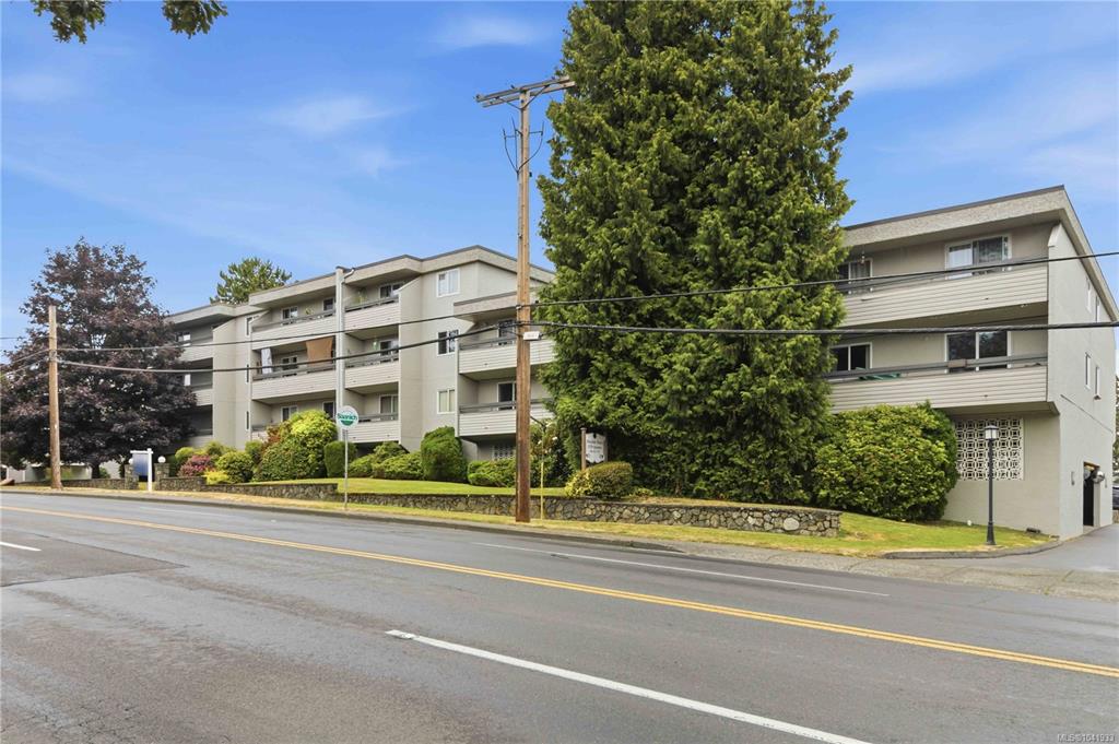 Third View of 3235 Quadra St, Saanich, BC, V8X 1G4