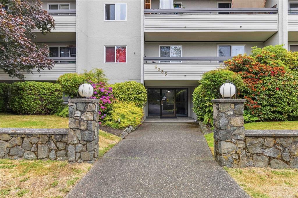 Fourth View of 3235 Quadra St, Saanich, BC, V8X 1G4