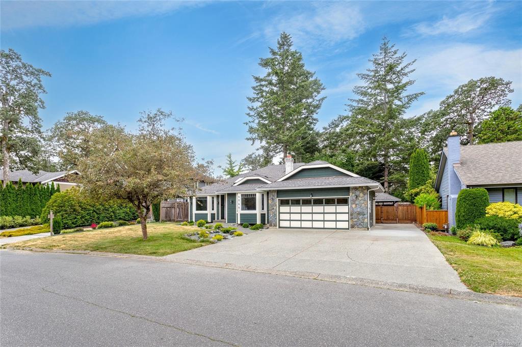 Third View of 4044 Malton Ave, Saanich, BC, V8X 4X1