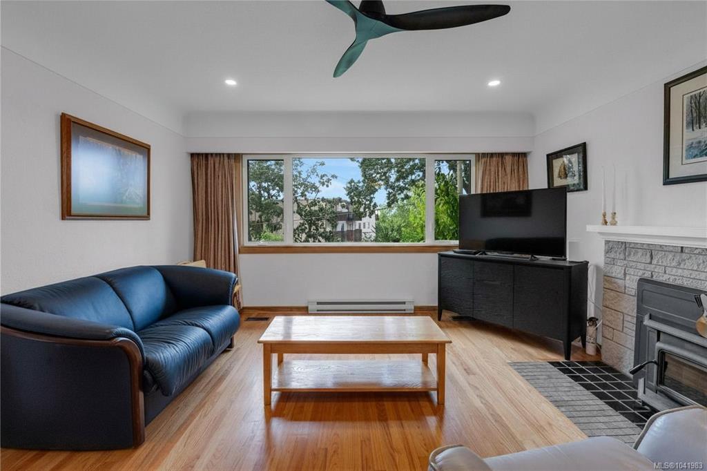 Fifth View of 628 Fernhill Rd, Esquimalt, BC, V9A 4Y9
