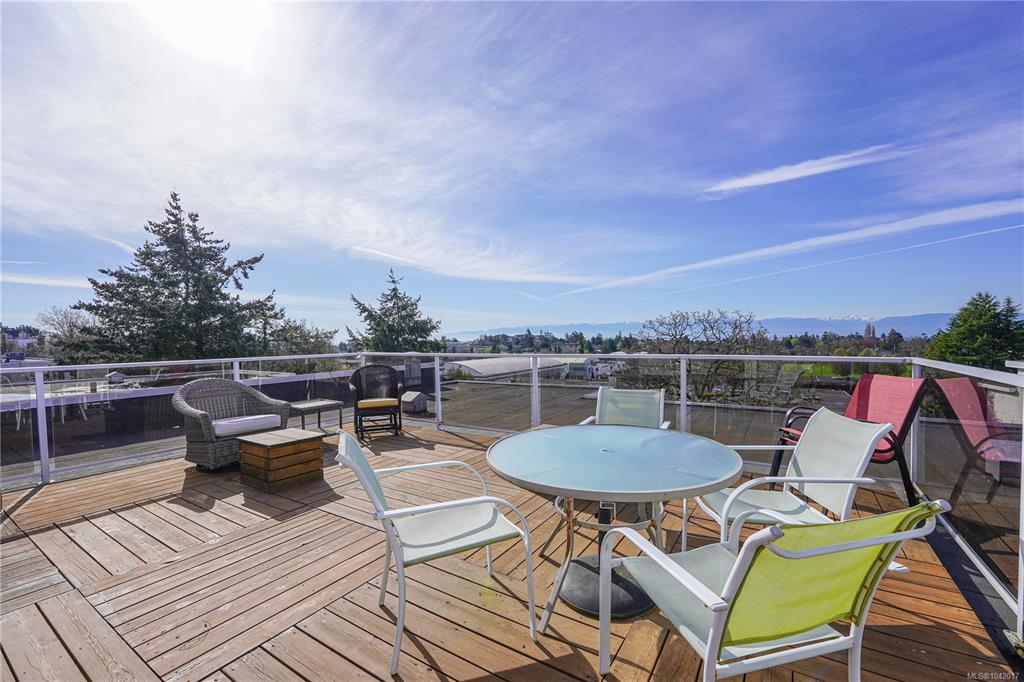Third View of 614 Fernhill Pl, Esquimalt, BC, V9A 4Z1
