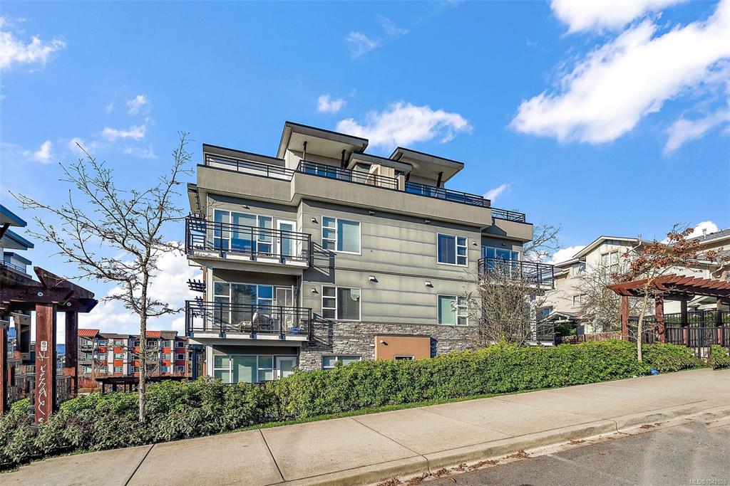 Fifth View of 1018 Inverness Rd, The Shire, Saanich, BC, V8X 0B1