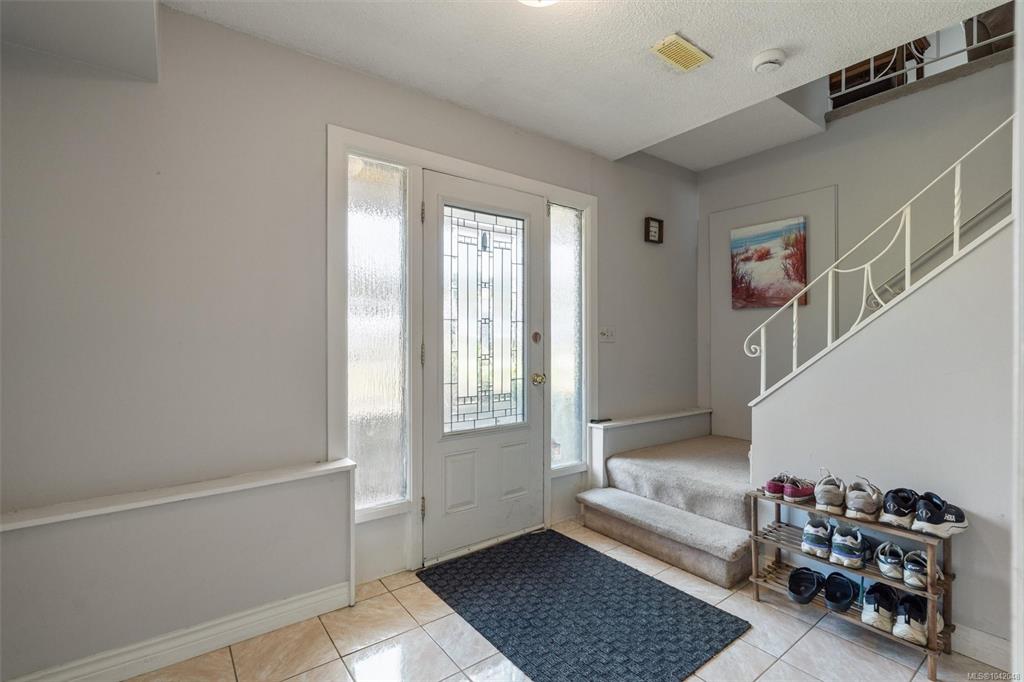 Fifth View of 4043 Shelbourne St, Saanich, BC, V8N 3E5