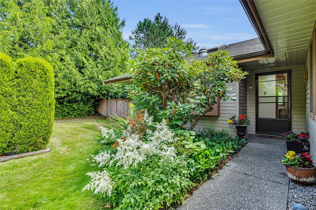 Third View of 1144 Verdier Ave, SUMMERWOOD VILLAGE, Central Saanich, BC, V8M 1K2