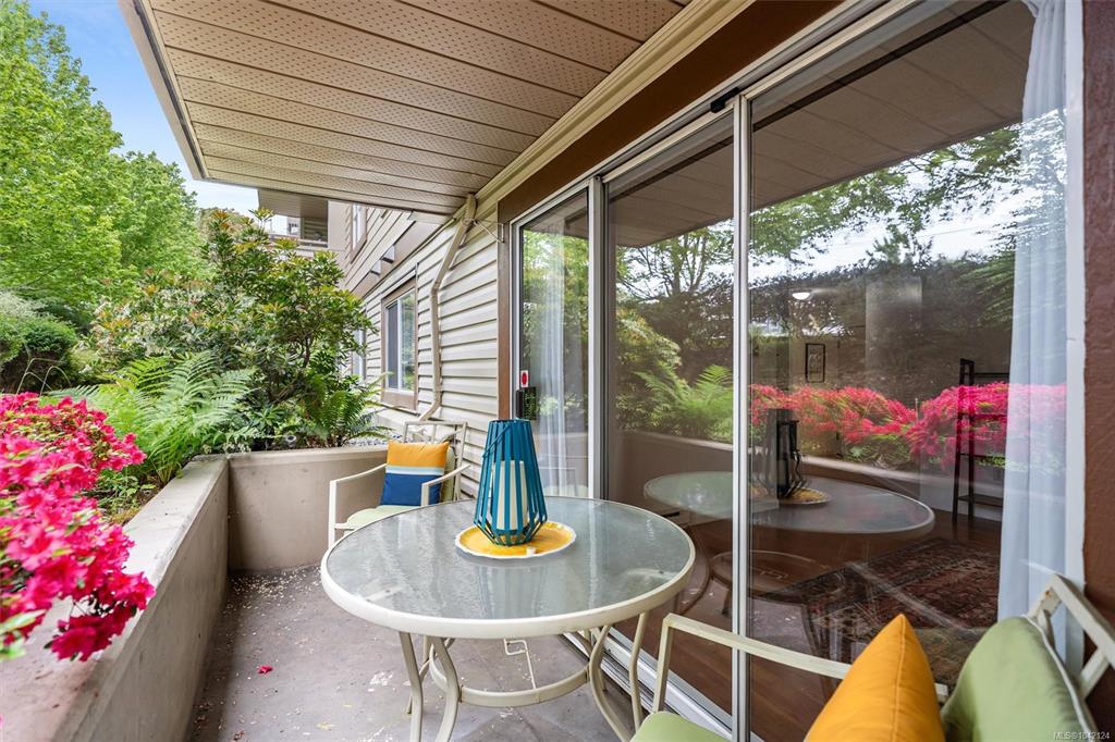 Fifth View of 1055 Hillside Ave, Victoria, BC, V8T 2A4