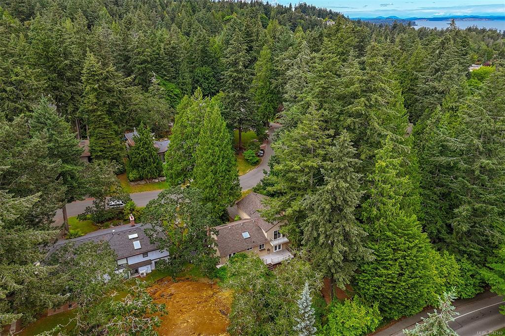 Third View of 1005 Kentwood Pl, Saanich, BC, V8Y 2R2