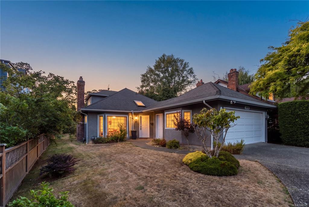 Second View of 1376 Oliver St, Oak Bay, BC, V8S 4W9