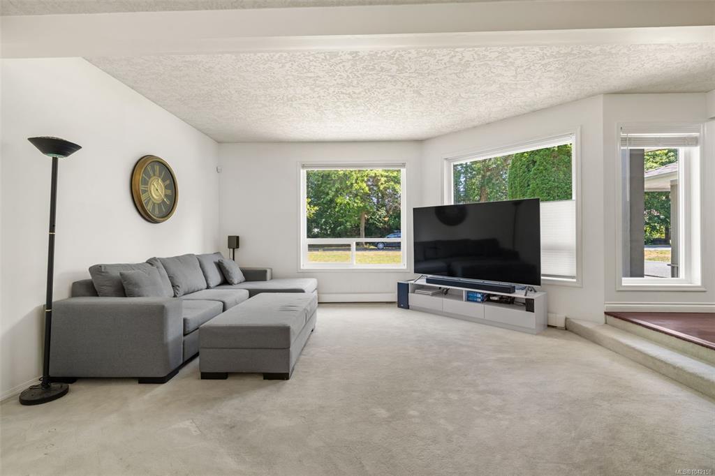 Fifth View of 4682 Lochside Dr, Saanich, BC, V8Y 2X7