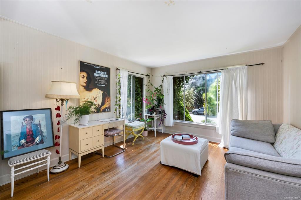 Third View of 367 Foul Bay Rd, Victoria, BC, V8S 4G6