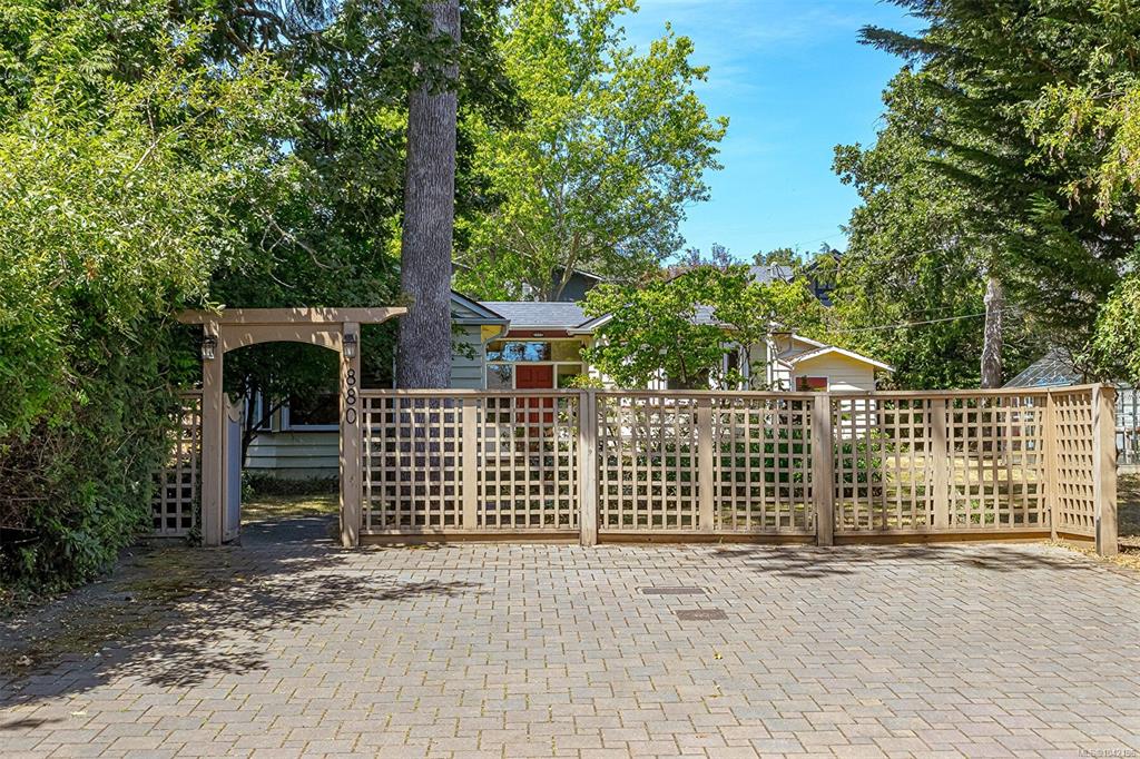 Fourth View of 880 Somenos St, Victoria, BC, V8S 4A6