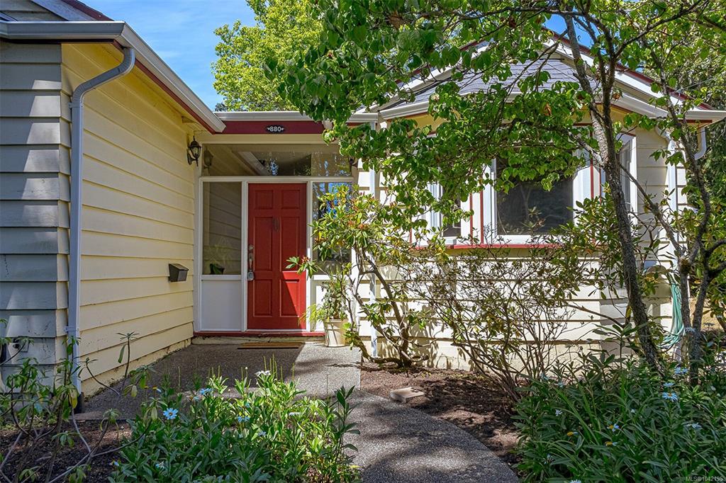 Fifth View of 880 Somenos St, Victoria, BC, V8S 4A6