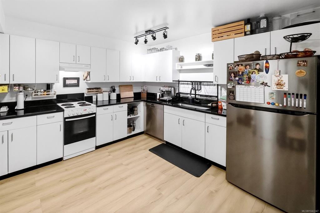 Third View of 3225 Alder St, The Alders, Saanich, BC, V8X 1P3