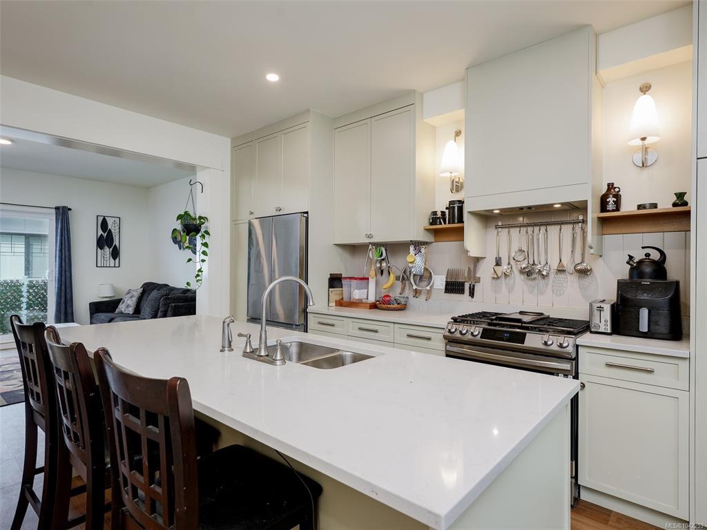Fifth View of 3094 Washington Ave, Washington, Victoria, BC, V9A 0J5