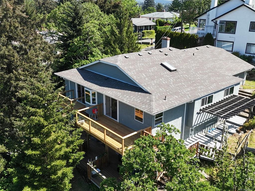 Third View of 1071 Hyacinth Ave, Saanich, BC, V8Z 2S7