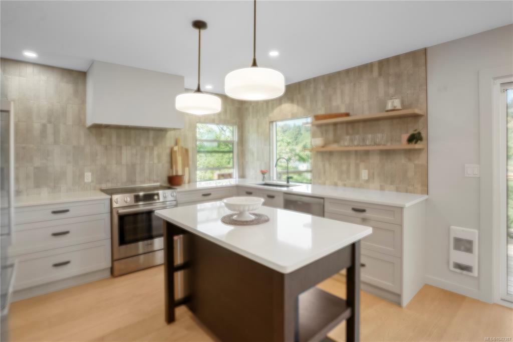 Fourth View of 1071 Hyacinth Ave, Saanich, BC, V8Z 2S7