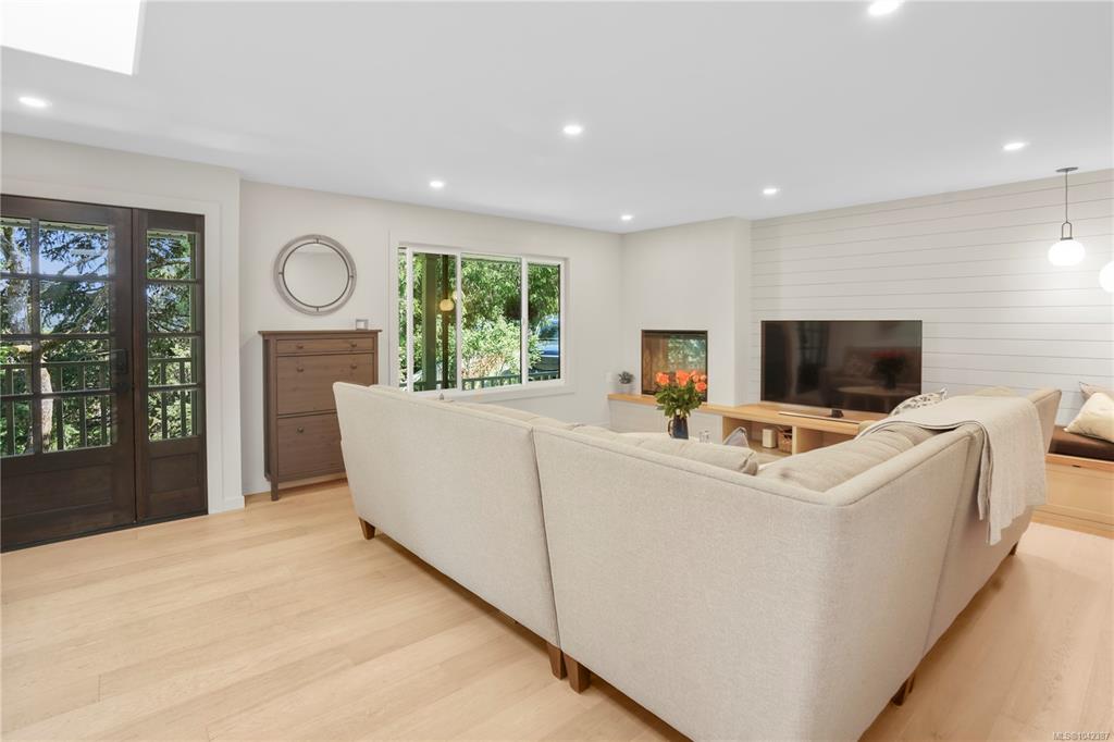 Fifth View of 1071 Hyacinth Ave, Saanich, BC, V8Z 2S7