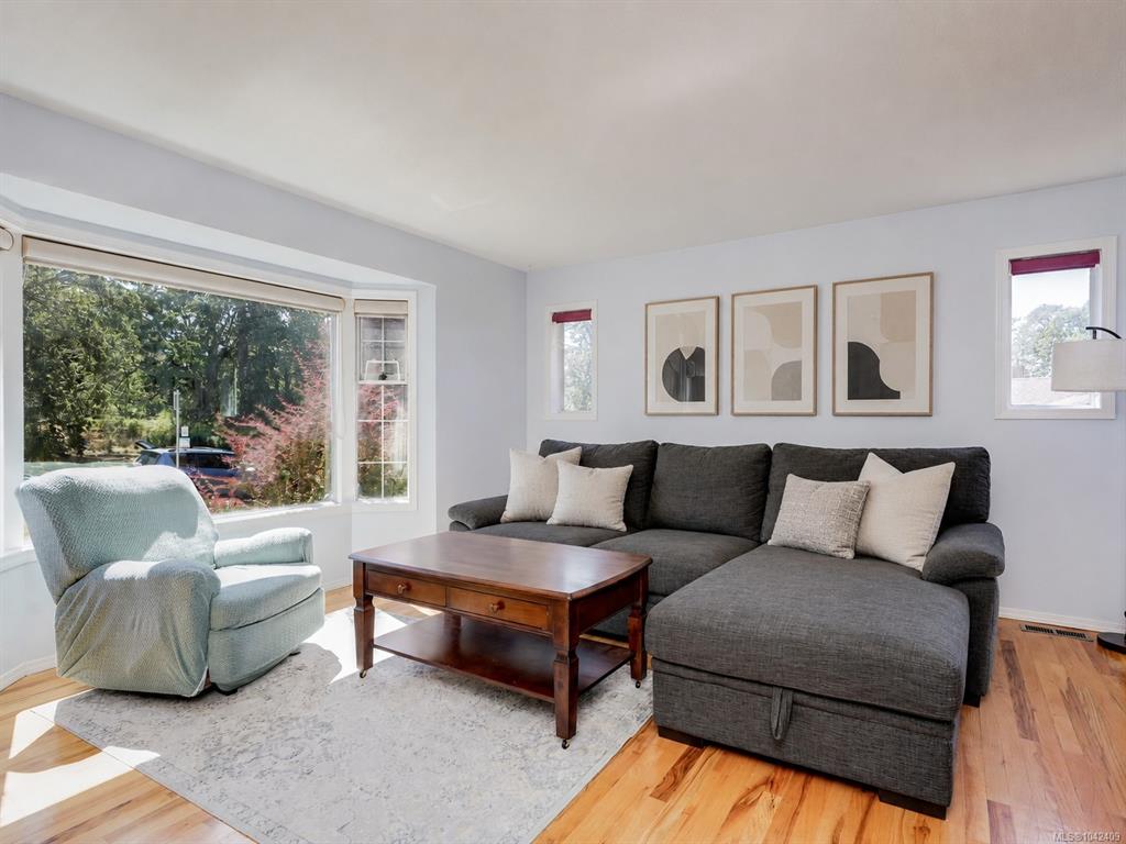 Fourth View of 860 Falaise Cres, Saanich, BC, V8Y 1A1