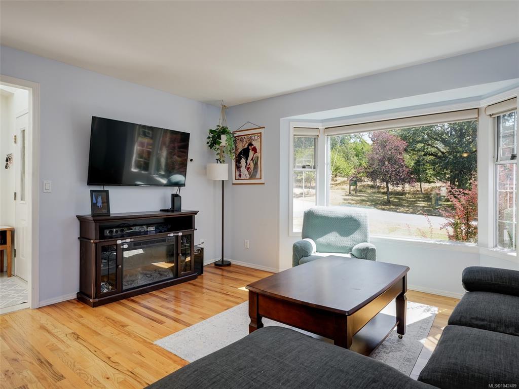 Fifth View of 860 Falaise Cres, Saanich, BC, V8Y 1A1