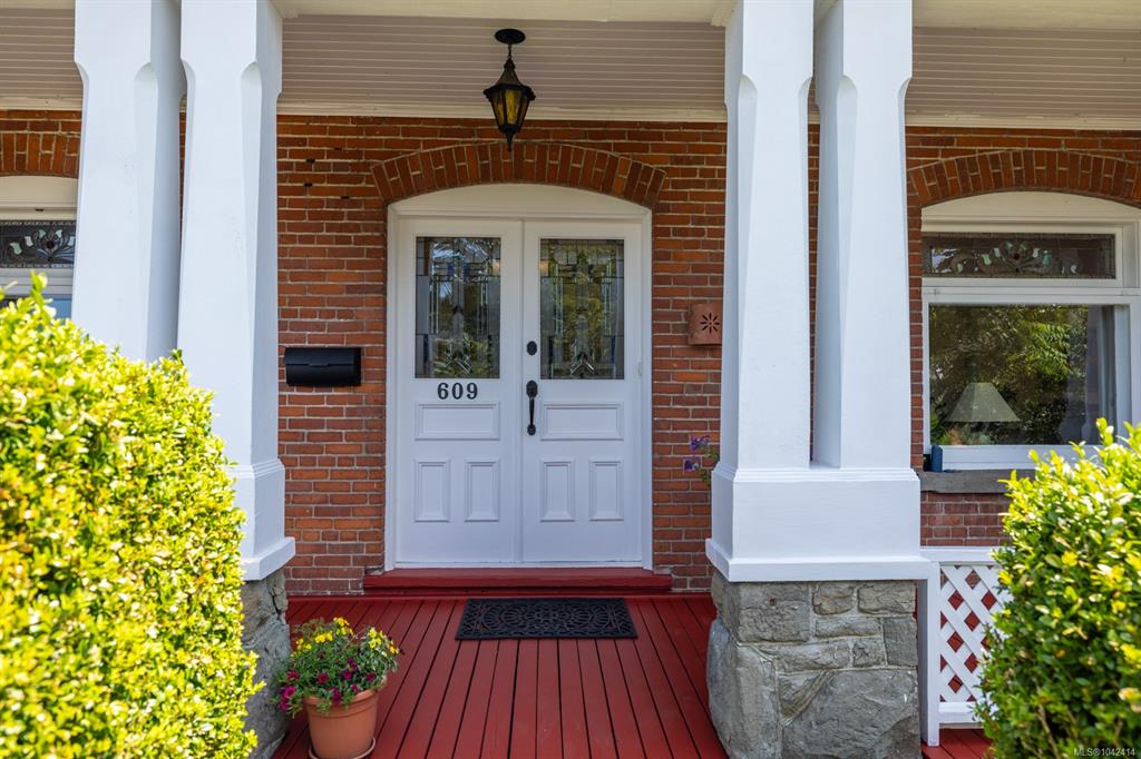 Fifth View of 609 Mary St, Victoria, BC, V9A 3W4