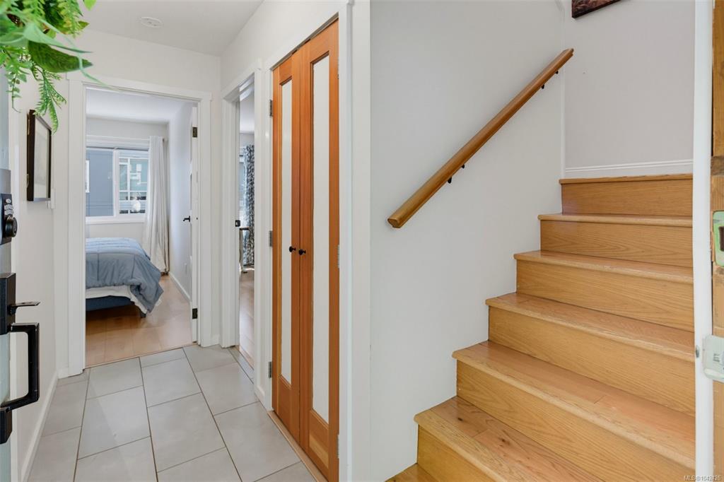Fifth View of 210 Douglas St, Park Lane Mews, Victoria, BC, V8V 2P2