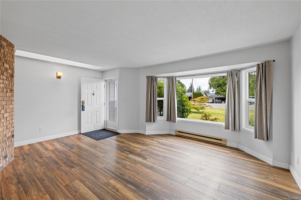 Third View of 574 Hirst Ave, Parksville, BC, V9P 1H8