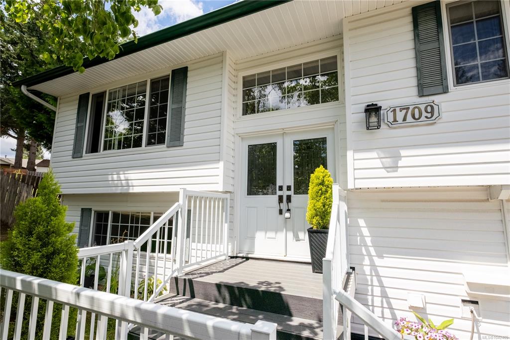 Third View of 1709 Mahtmof Pl, Comox, BC, V9M 2L9
