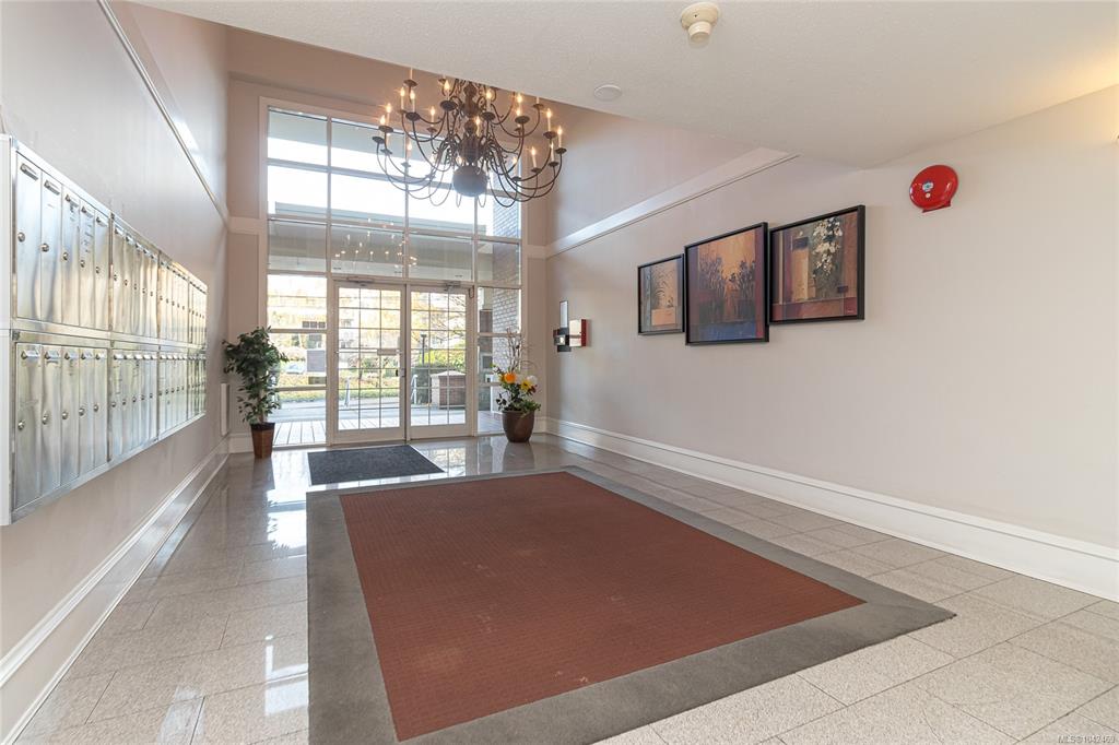 Fifth View of 1371 Hillside Ave, Sterling Court, Victoria, BC, V8T 2B3