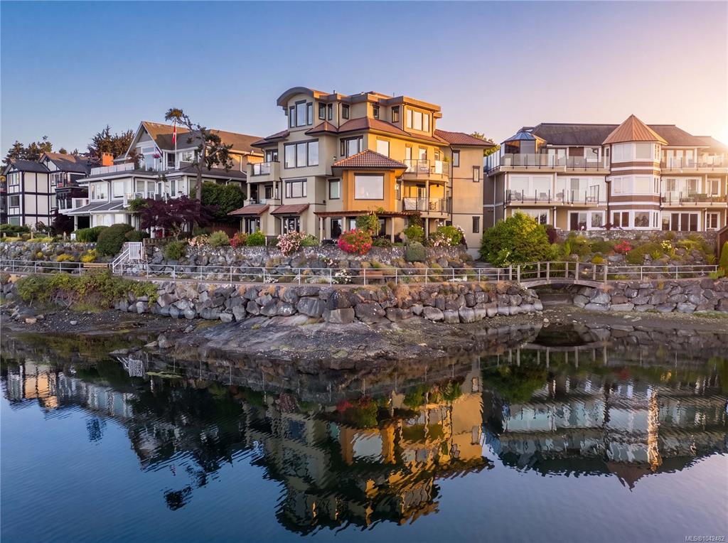 Second View of 9949 Third St, Villa Isabella, Sidney, BC, V8L 3B1