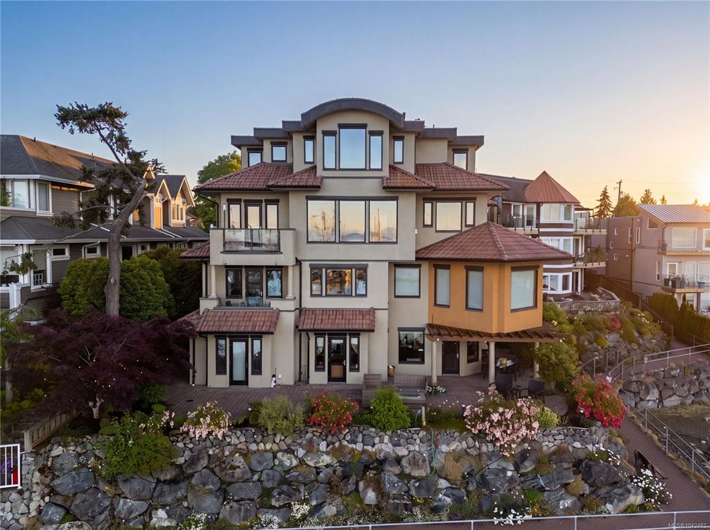 Third View of 9949 Third St, Villa Isabella, Sidney, BC, V8L 3B1