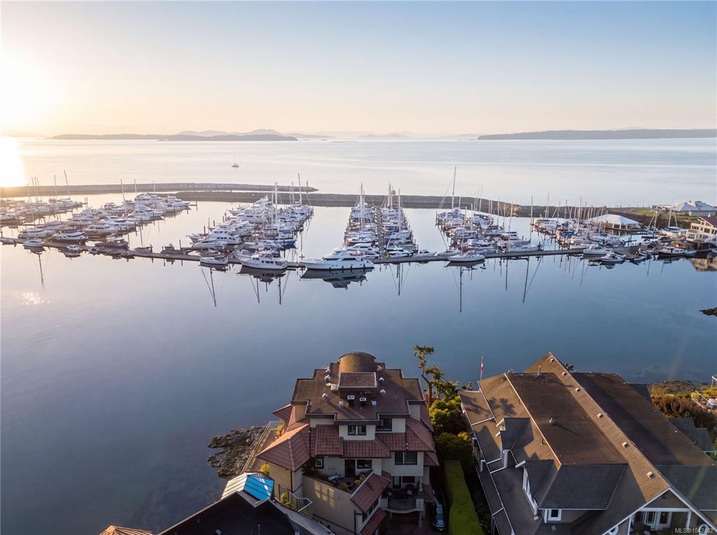 Fourth View of 9949 Third St, Villa Isabella, Sidney, BC, V8L 3B1