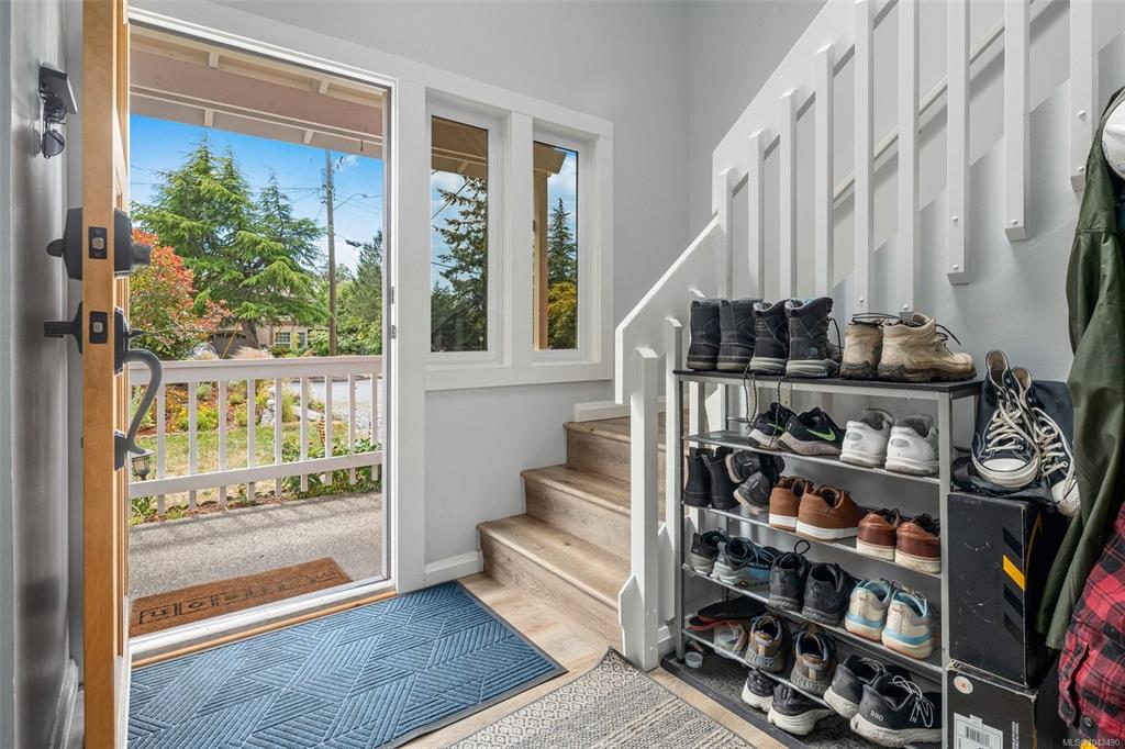 Fifth View of 335 Damon Dr, View Royal, BC, V9B 5G5