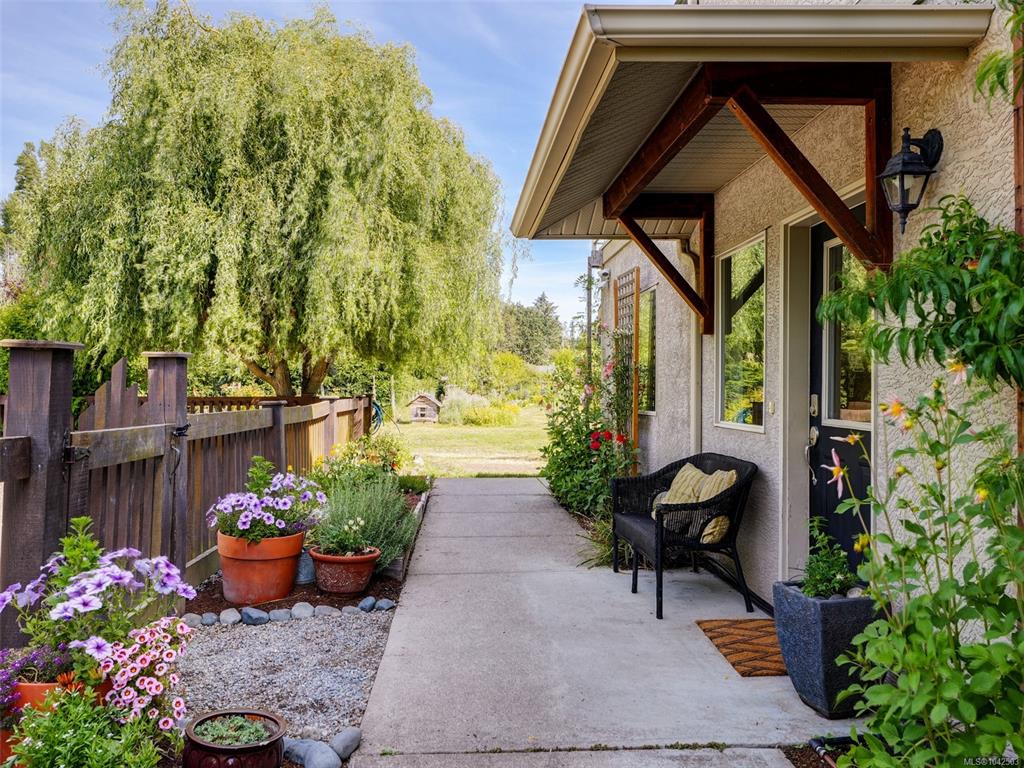 Fourth View of 798 Wain Rd, North Saanich, BC, V8L 5N8