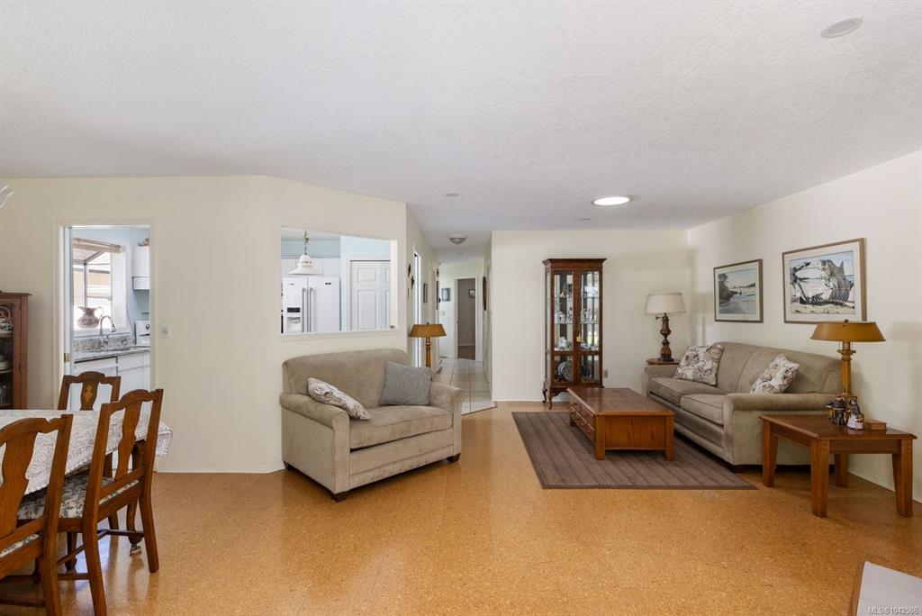 Fifth View of 5156 Cordova Bay Rd, Saanich, BC, V8Y 2X6