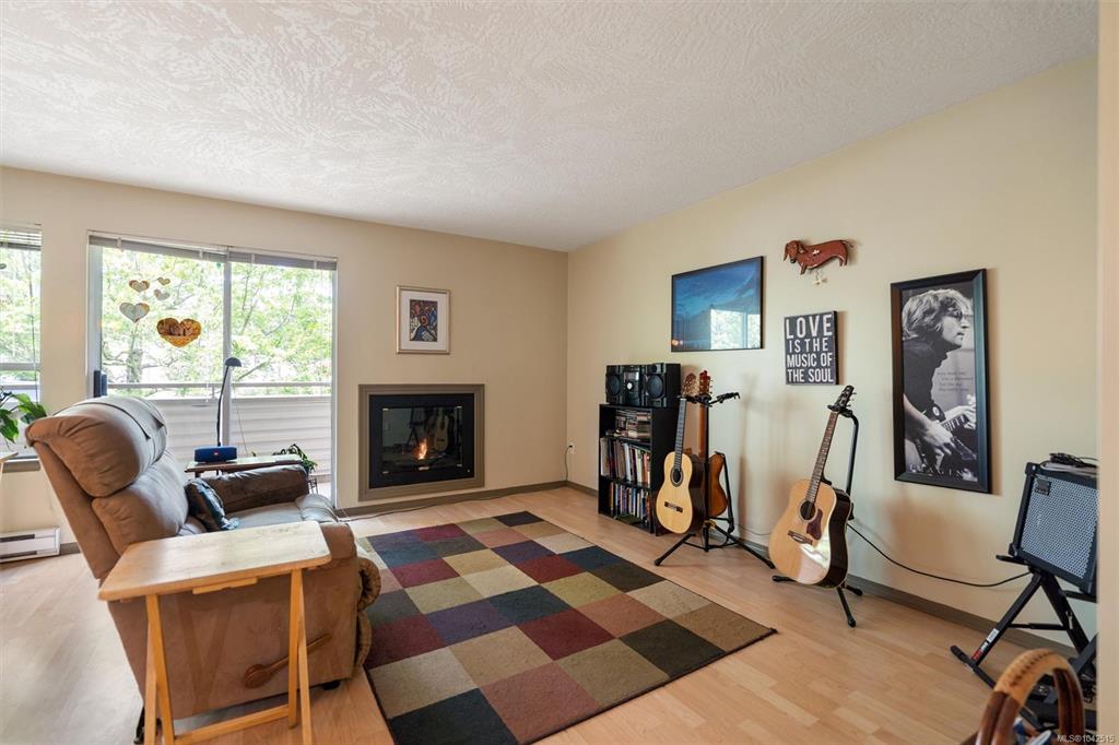Fourth View of 1055 Hillside Ave, Victoria, BC, V8T 2A4
