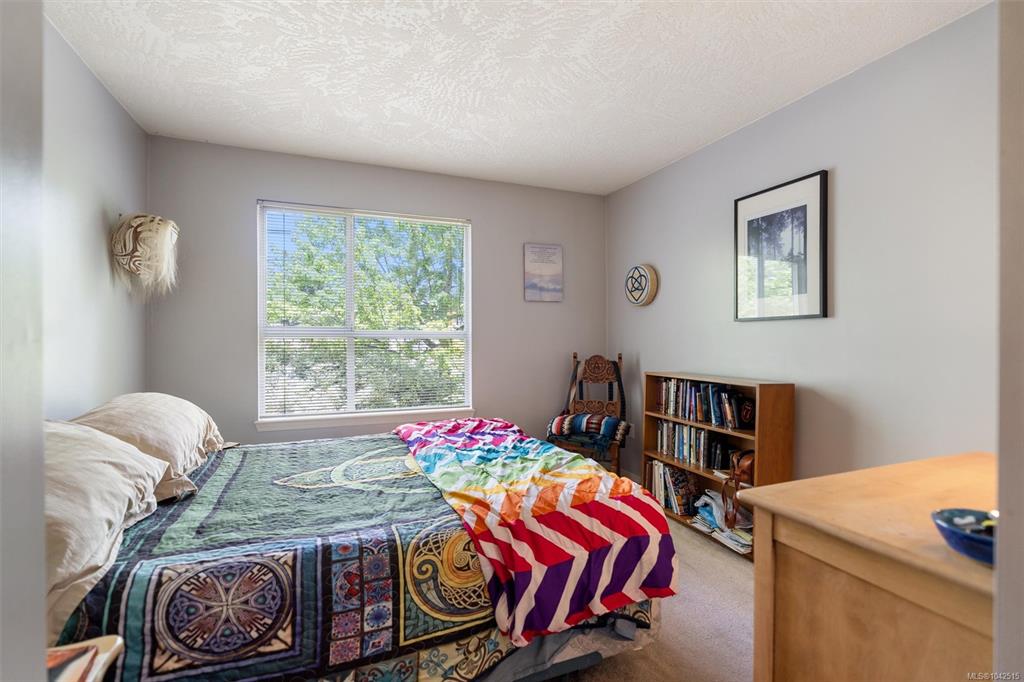 Fifth View of 1055 Hillside Ave, Victoria, BC, V8T 2A4