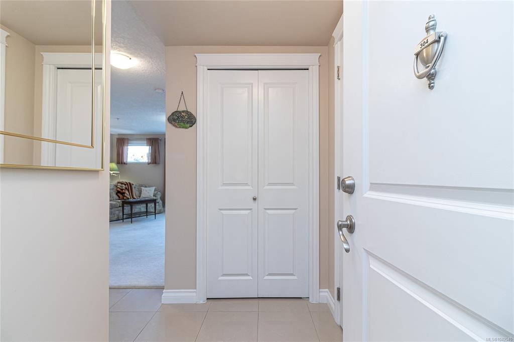 Third View of 4536 Viewmont Ave, Viewmont Heights, Saanich, BC, V8Z 5L2